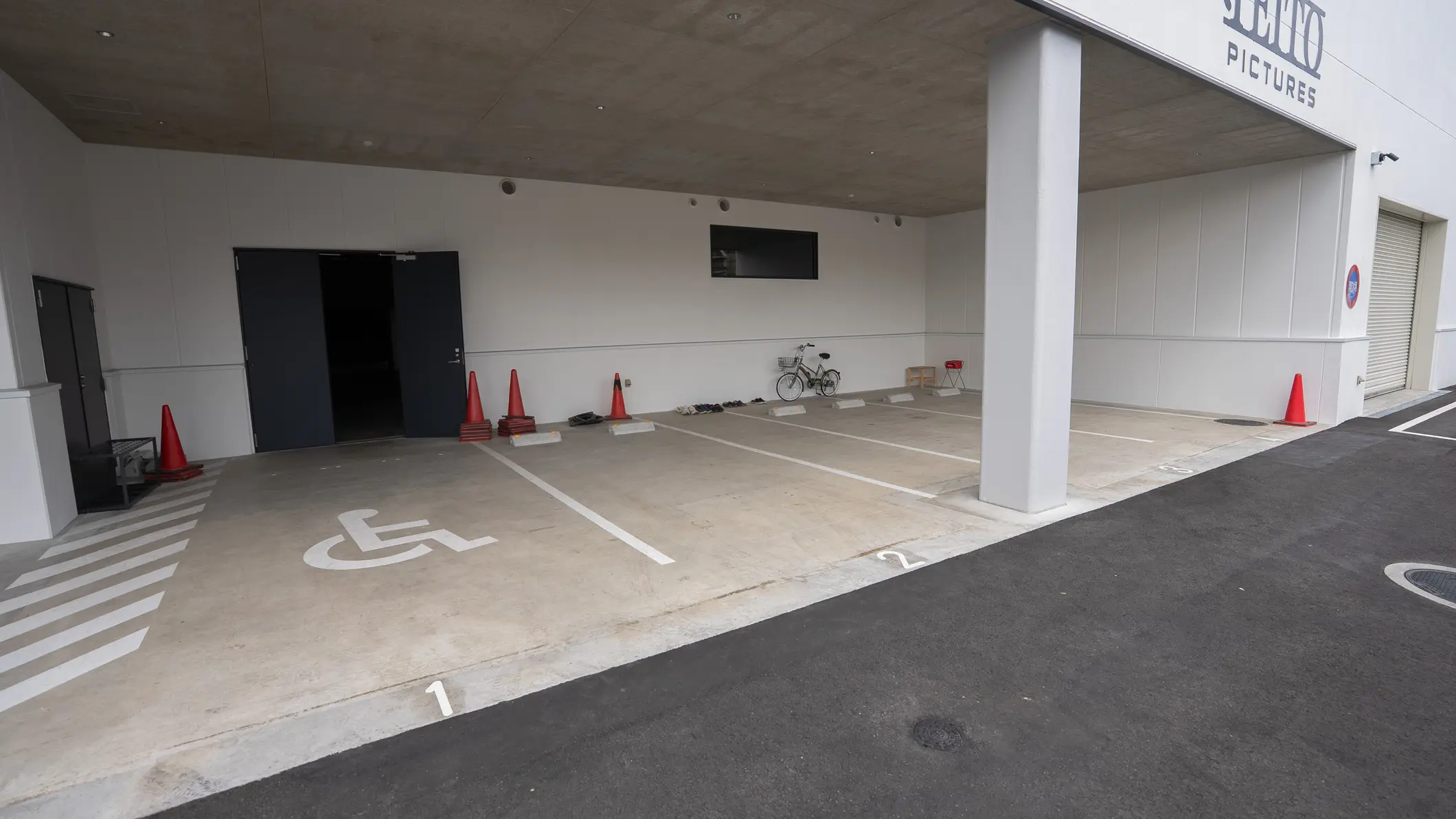 入口の前に駐車場