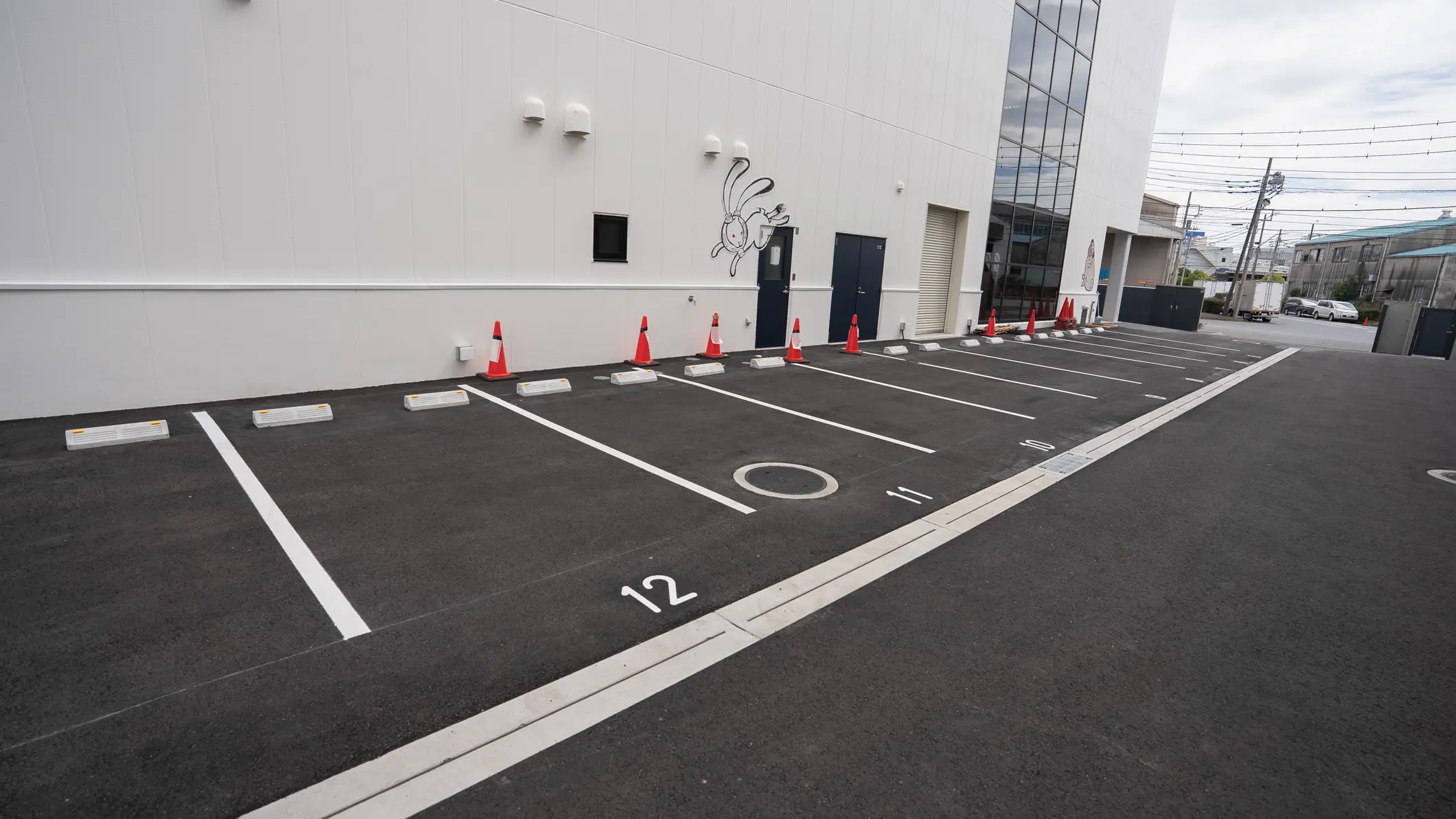 入口の左側に駐車場