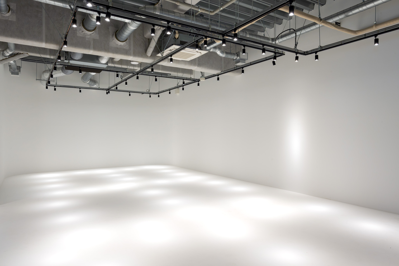 Studio5 White cyc b
