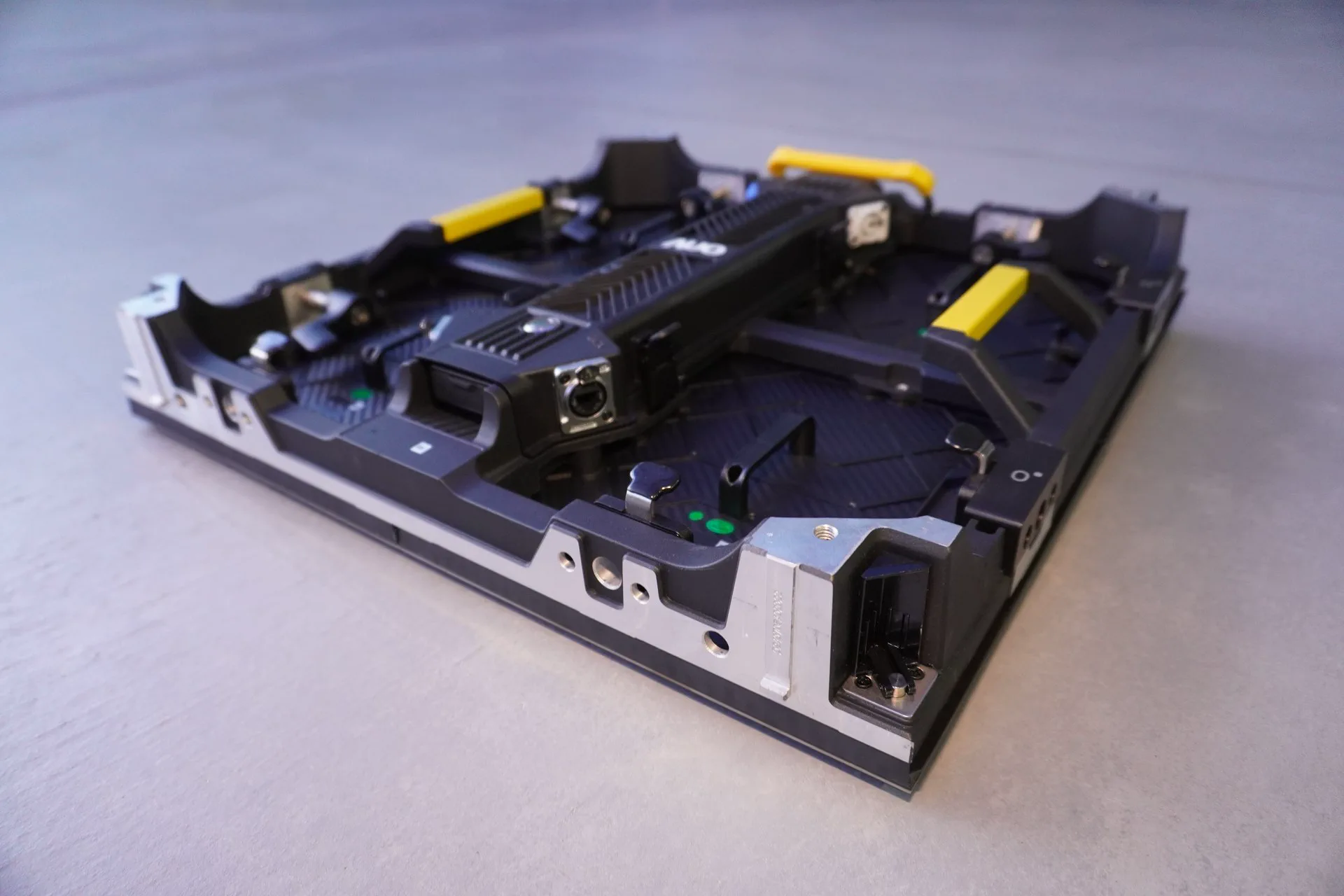 精緻に作り込まれた大型LEDモジュールの構造。
