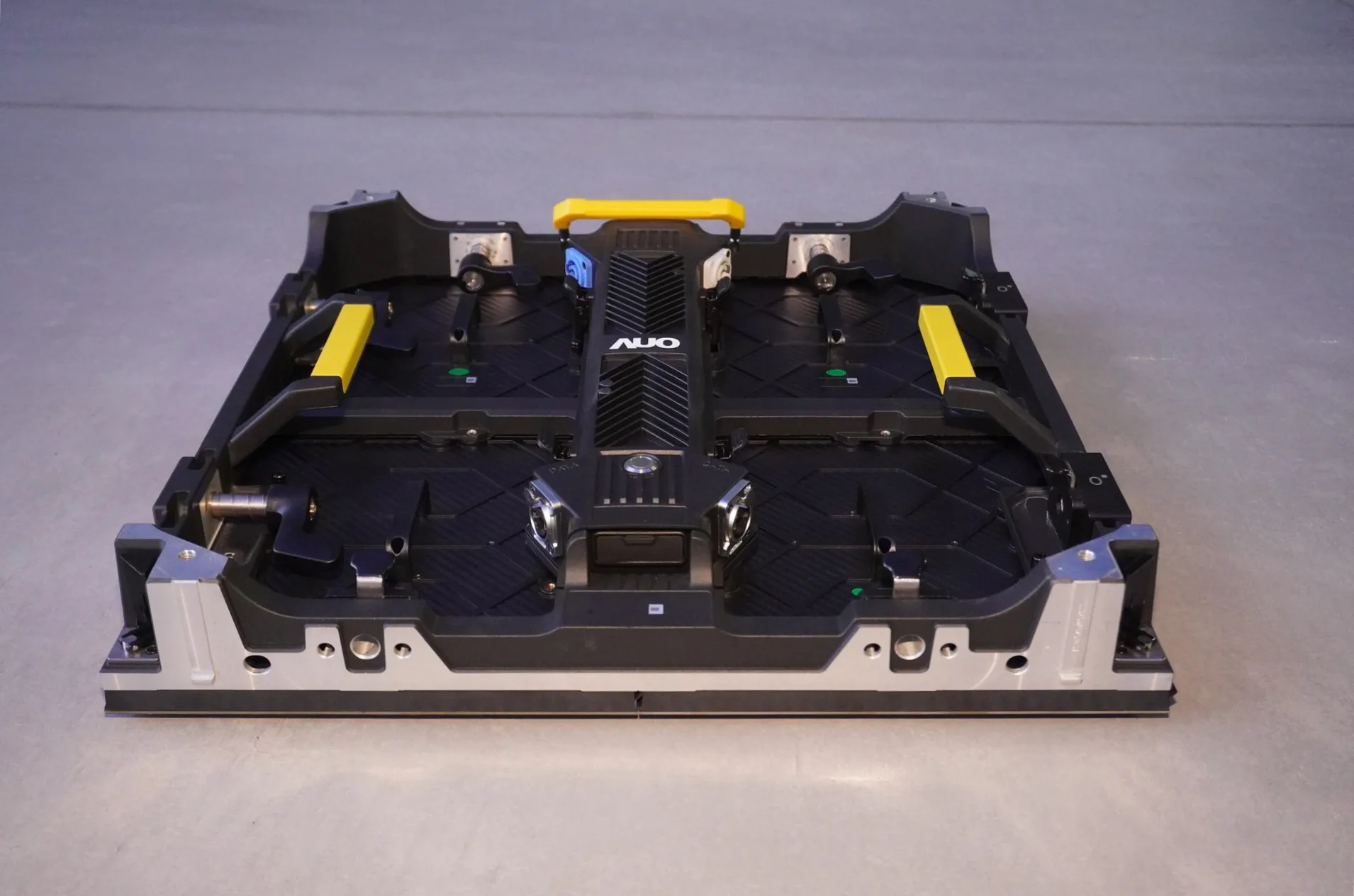 株式会社クレッセントが扱う大型LEDモジュール。ソリッドに仕立てられた筐体。