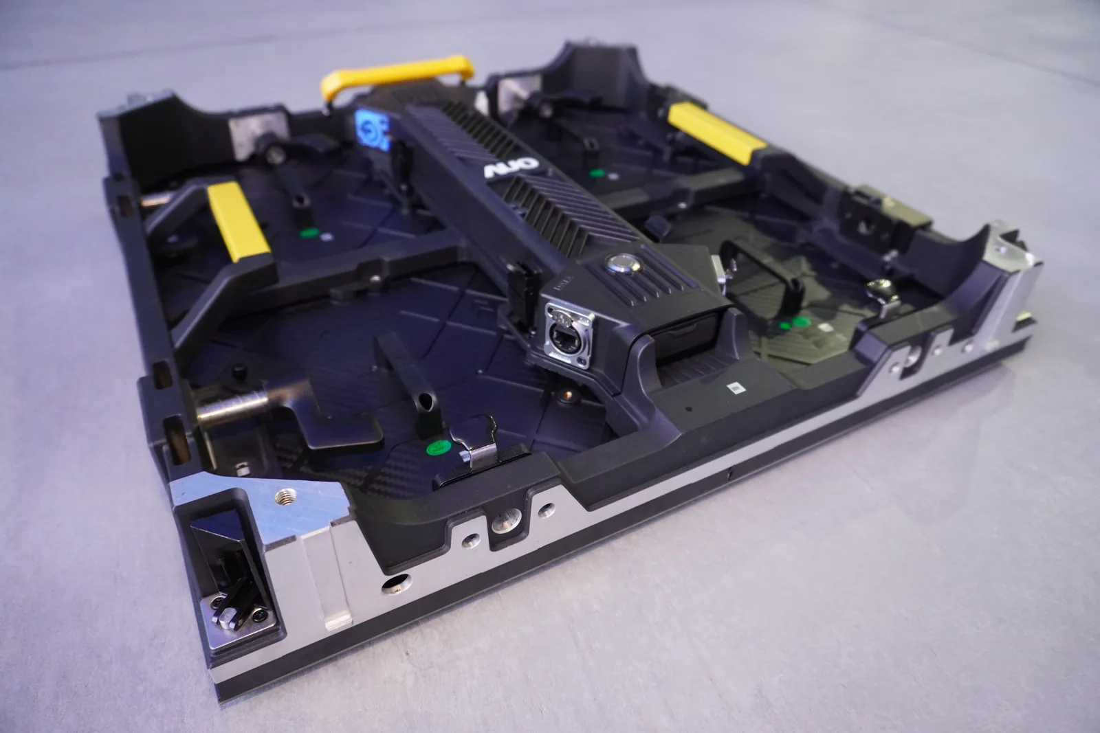 クレッセント製LEDディスプレイを斜めから見たパネル。
