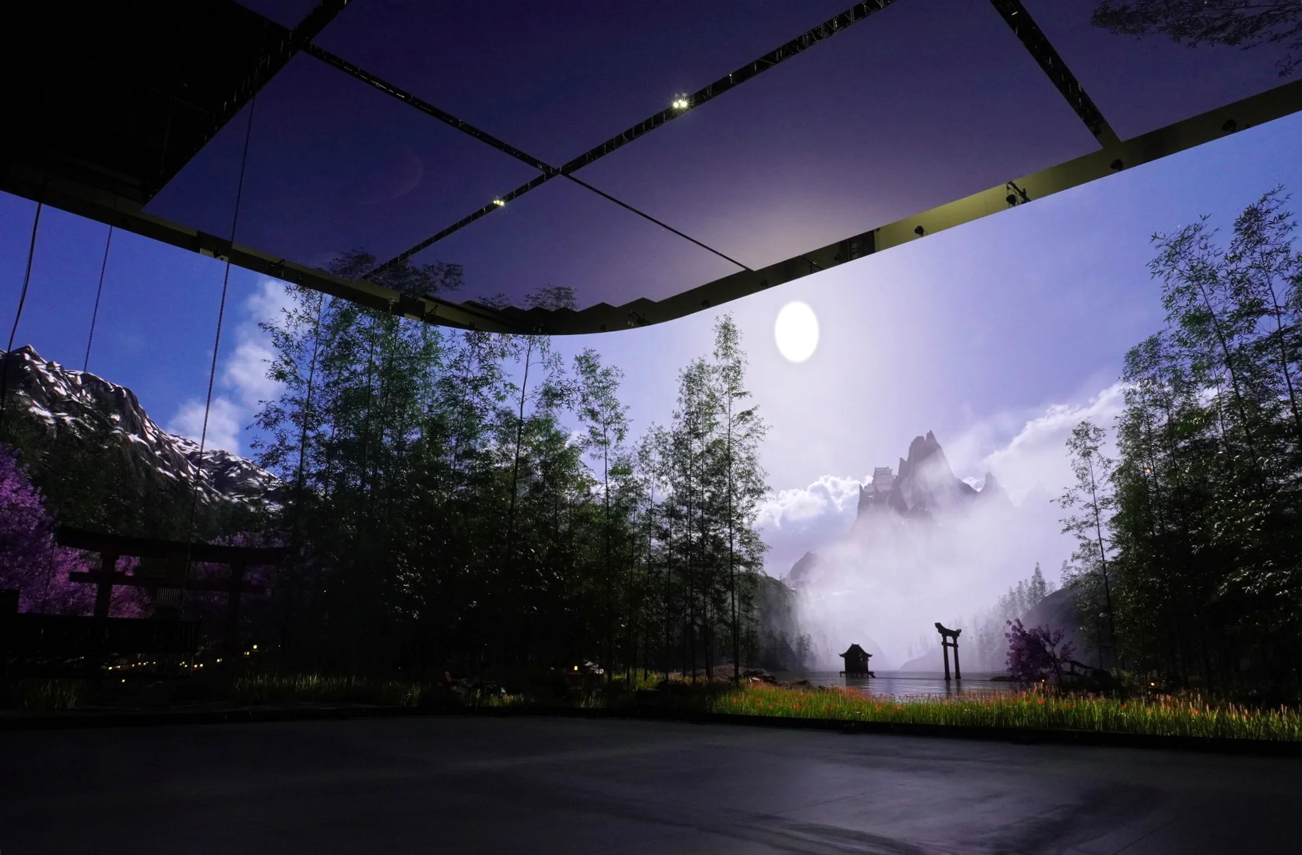 大型LEDウォールに映し出された、月明かりに霞む森の風景。