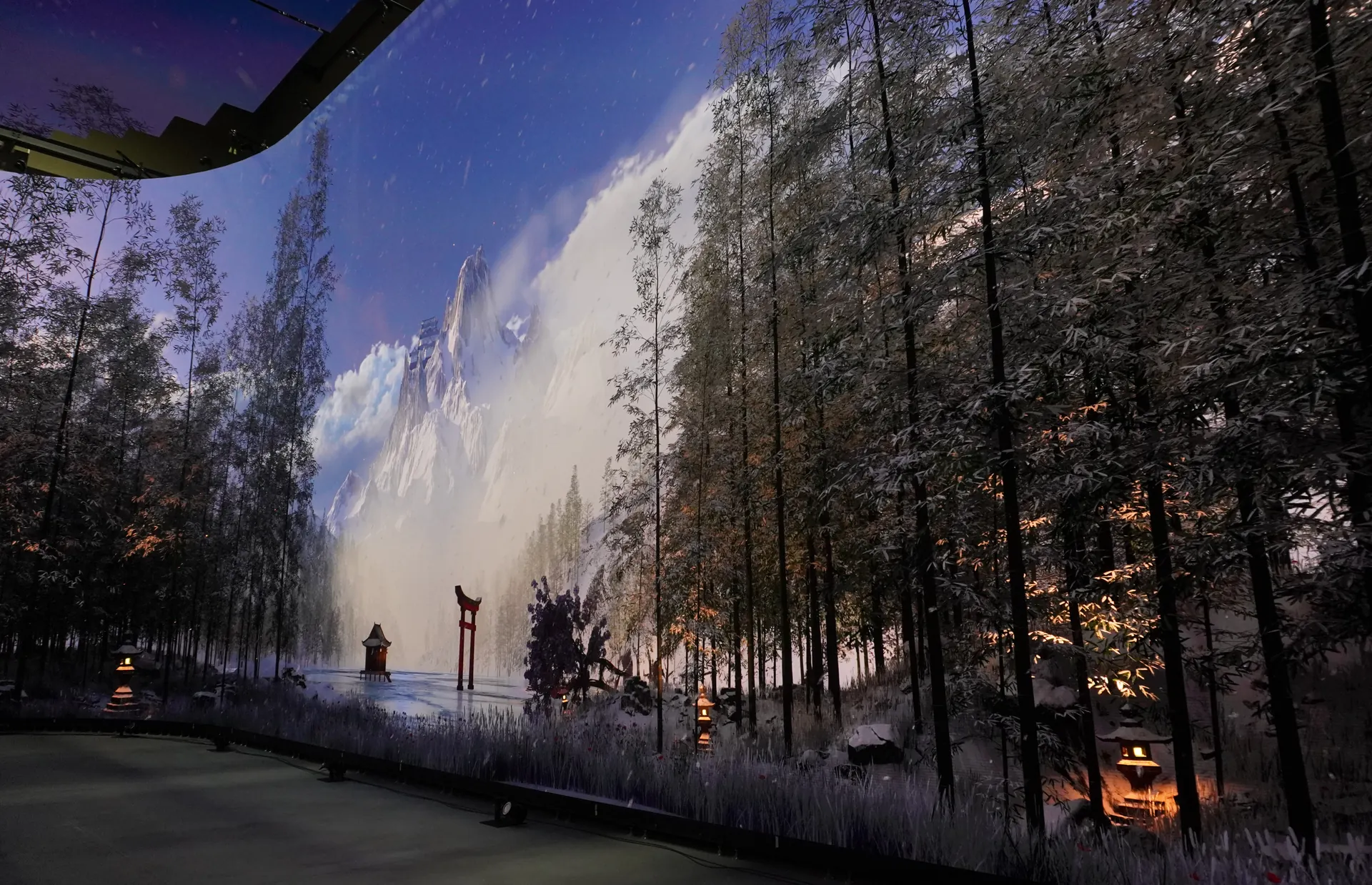 湾曲した大型クレッセント製LEDディスプレイに映し出された、雪山・竹林・朱色の鳥居が織りなす和の風景。
